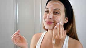 Diwali Skin Care: दिवाळीत चेहऱ्यावर हवी चंद्रासारखी चमक? घरच्या घरी कच्च्या दुधाने करा फेशियल