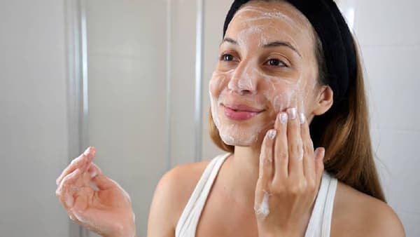Diwali Skin Care: दिवाळीत चेहऱ्यावर हवी चंद्रासारखी चमक? घरच्या घरी कच्च्या दुधाने करा फेशियल