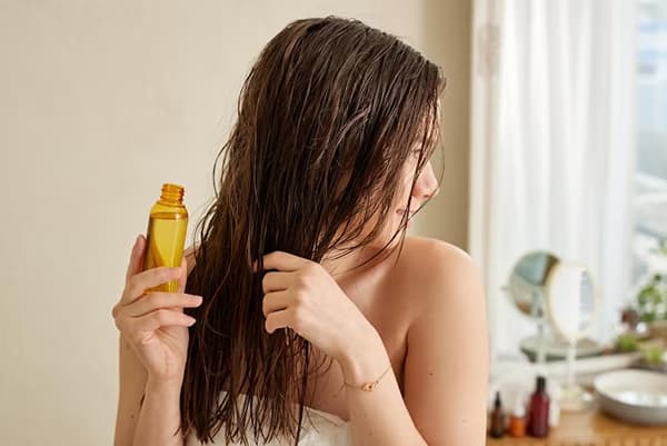 Hair Fall: केस गळतीमुळे हैराण? महागड्या तेलांवर पैसे खर्च करण्याआधी ट्राय करा हे घरगुती हेअर ऑइल
