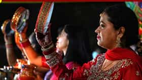 Karwa Chauth 2026: करवा चौथला बायकोला काय गिफ्ट द्यावे? तिच्या राशीनुसार निवडा खास भेटवस्तू