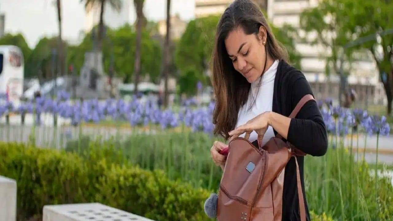 Woman's life : प्रत्येक महिलेच्या बॅगेत 'या' अत्यंत महत्त्वाच्या गोष्टी असायलाच हव्यात Woman's life : प्रत्येक महिलेच्या बॅगेत 'या' अत्यंत महत्त्वाच्या गोष्टी असायलाच हव्यात