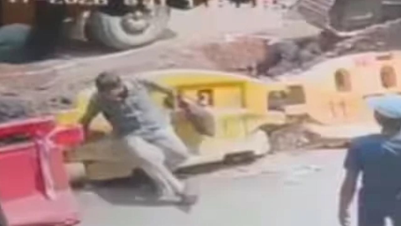 रिक्षाचा धक्का लागल्याने प्रदीप हे खड्ड्यात पडल्याचे सांगण्यात येत आहे. हा खड्डा 10 ते 15 फूट खोल होता. या खड्ड्याभोवती कोणती सुरक्षा नसल्याचा आरोप करण्यात येत आहे. 