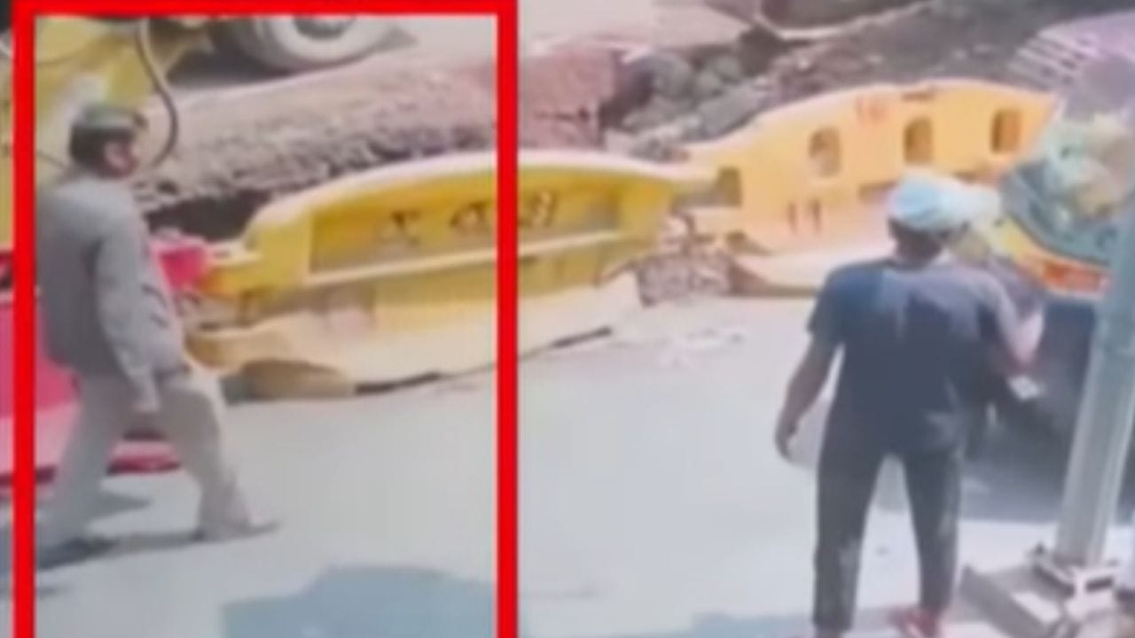 पुण्याच्या येरवडा परिसरात एका 55 वर्षीय व्यक्तीचा खड्ड्यात पडून मृत्यू झाला आहे. या घटनेनंतर कामाच्या ठिकाणी सुरक्षितता नसल्याचा प्रकार समोर आला आहे. 