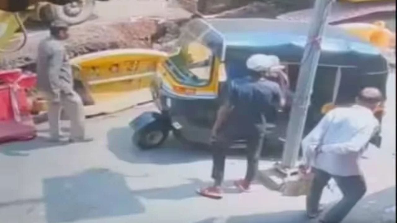येरवड्यातील या दुर्घटनेनंतर मृतांच्या नातेवाईकांनी लक्ष्मीनगर पोलीस ठाण्यात धाव घेतली आहे. आता या घटनेला जबाबदार कोण, असा सवाल केला जात आहे. या प्रकरणी पोलीस अधिक तपास करत आहेत.  