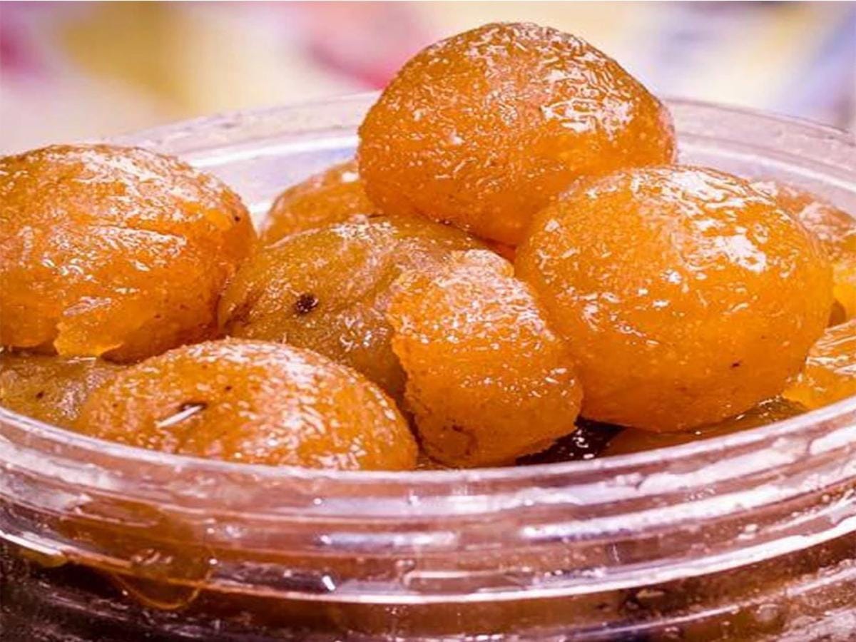 आवळा पूर्णपणे थंड झाल्यावर त्याची साल काढून हाताने पाकळ्या वेगळ्या करा आणि आतील बिया काढून घ्या. या राजगिऱ्याच्या तुकड्यांमध्ये १ चमचा लिंबाचा रस, चिमूटभर मीठ, अर्धा चमचा काळे मीठ, अर्धा चमचा जिरेपूड घालून चमच्याने चांगले मिसळा आणि बाजूला ठेवा. गॅसवर एक मोठे भांडे ठेवा आणि त्यात २ कप किसलेला गूळ (सुमारे ३०० ग्रॅम) आणि एकत्र ठेवलेले राजगिऱ्याचे तुकडे घाला.
