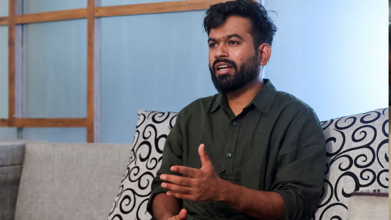 अभिजीत दिपके यांनी तीन वर्ष आम आदमी पार्टीच्या सोशल मीडियासोबत काम केलं आहे. त्यांनी 'आप'साठी डिजिटल कँपेन देखील केलं आहे.