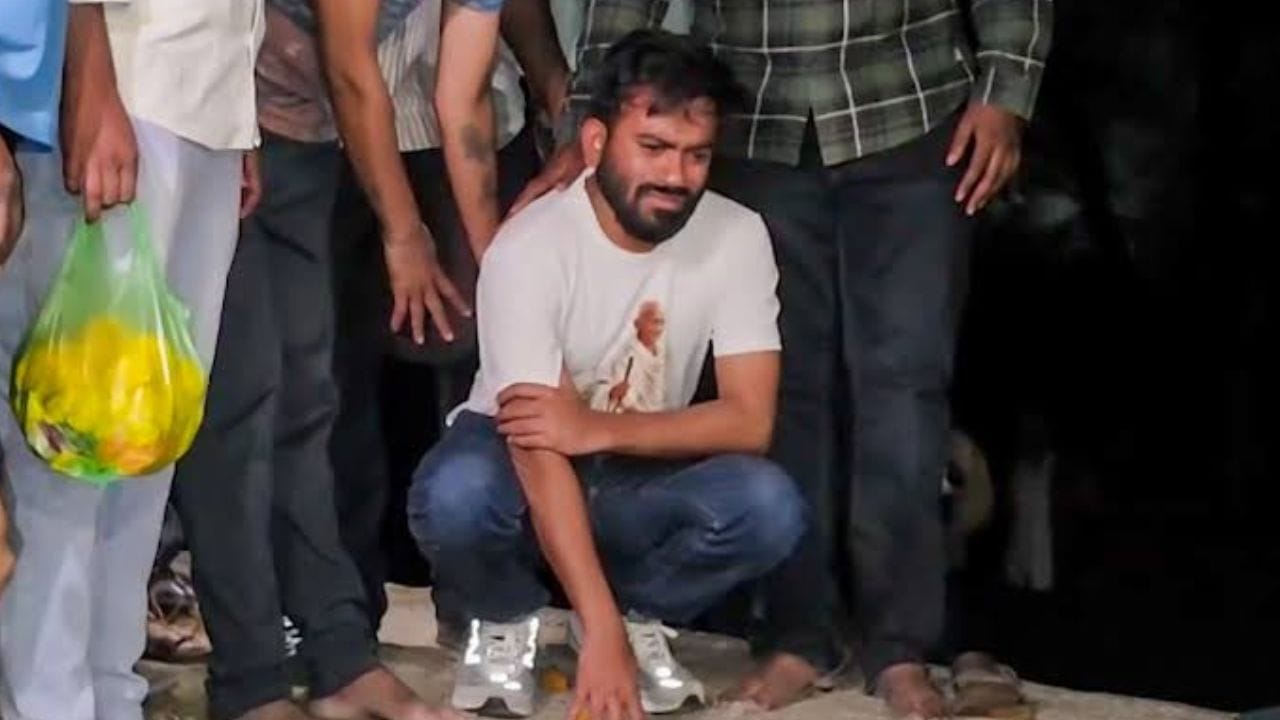 अभिजीत दिपके यांच्या कॉक्रोच जनता पार्टीला कुठून फंडिंग मिळते, असा सवाल करण्यात येत आहे.  कॉक्रोच जनता पार्टीकडून वेगवेगळ्या राज्यात आंदोलनाचे आयोजन केलं जात आहे. या दौऱ्यादरम्यान अभिजीत दिपकेंनी 30 हजार रुपयांच्या बूटाचा उल्लेख केला होता. दीपकेंनी म्हटलं होतं की,  मी 30 हजार रुपयांचे बूट वापरतो. मला सांगण्यात कोणतीही लाज नाही. मी अमेरिकेला विमानाने जाऊ शकतो. तर मला मुंबईहून दिल्लीला विमानाने जायला अडचण नाही'. 