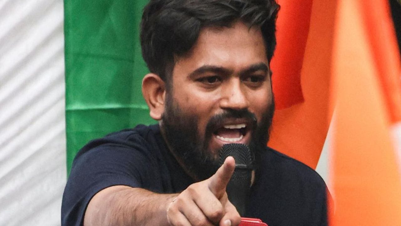 सीजेपीचे अंजिक्य शिंदे यांनी म्हटलं की, अभिजीत दिपकेंवर इमोशनल अत्याचार सुरू आहे. दिपकेंच्या आजीचं निधन झालंय. त्यानंतरही पोलिसांकडून त्यांना यांच्या वकील आणि कुटुंबातील सदस्यांशी बोलण्याची परवानगी देण्यात आलेली नाही. 