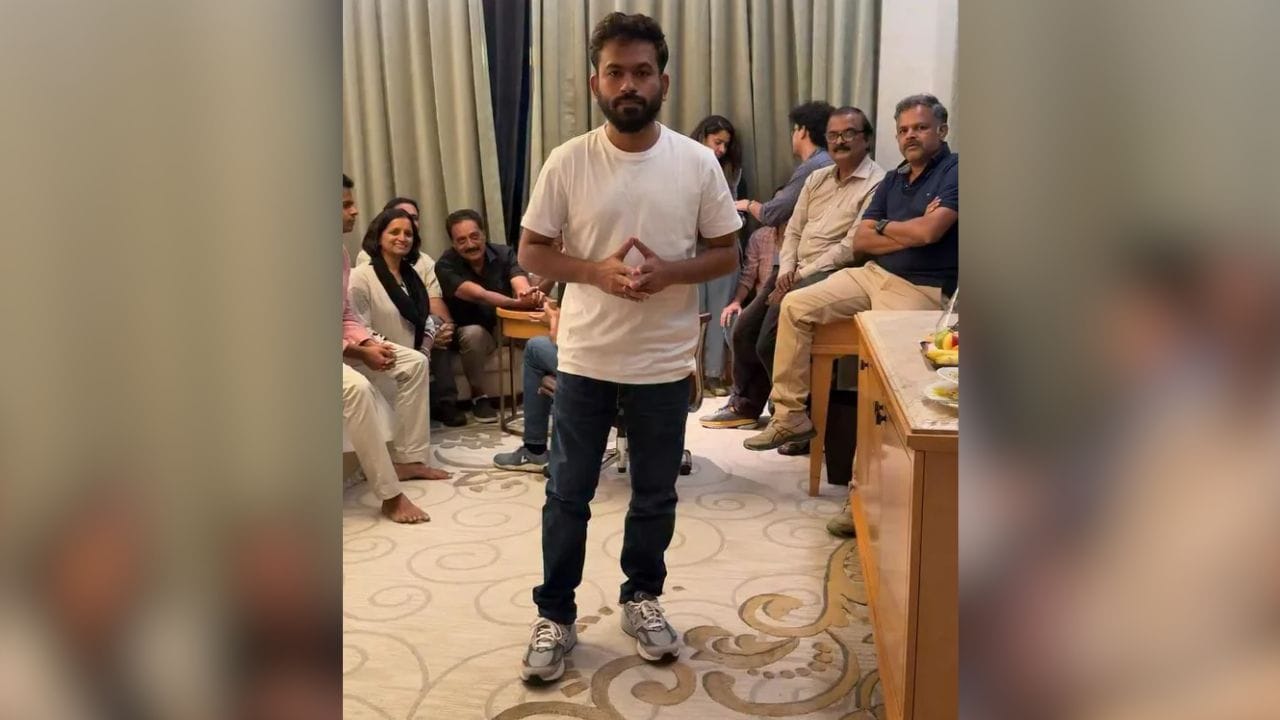 मागील अनेक महिन्यांपासून चर्चेत असलेल्या दिपकेंच्या राहणीमानाविषयी जोरदार चर्चा होत आहे. सोशल मीडियावर प्रसिद्ध असलेला अभिजीत दिपकेंच्या पायात 30 हजारांचा बूट असल्याचे बोलले जात आहे. दिपके महागडे बूटासहित विमानातून प्रवास करताना दिसतात, यासाठी पैसा कुठून येतो, असा सवाल उपस्थित करण्यात येत आहे. 