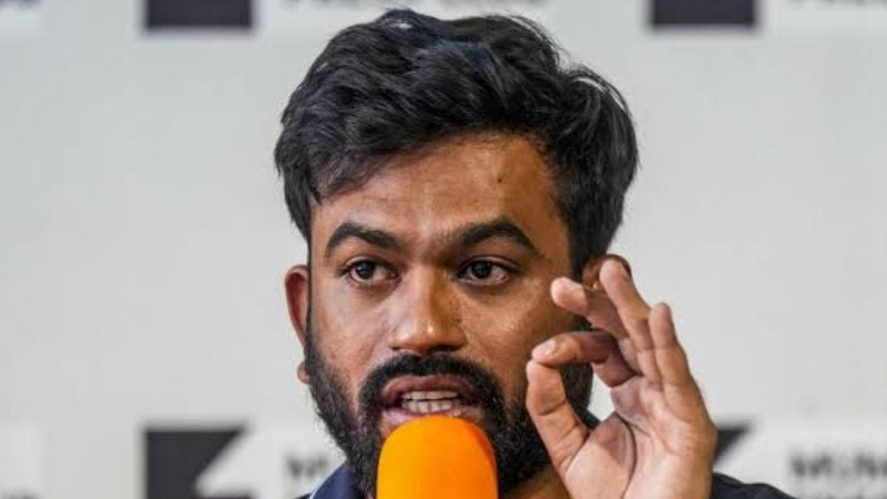 सत्ताधारी सातत्याने अभिजीत दिपकेंच्या कॉक्रोच जनता पार्टीच्या फंडिंगवरून सवाल उपस्थित करत आहेत. त्यानंतर सत्ताधाऱ्यांना प्रत्युत्तर देताना त्यांनी पीएम केअर फंडातून पैसे मिळत असल्याचे प्रत्युत्तर दिलं होतं. 