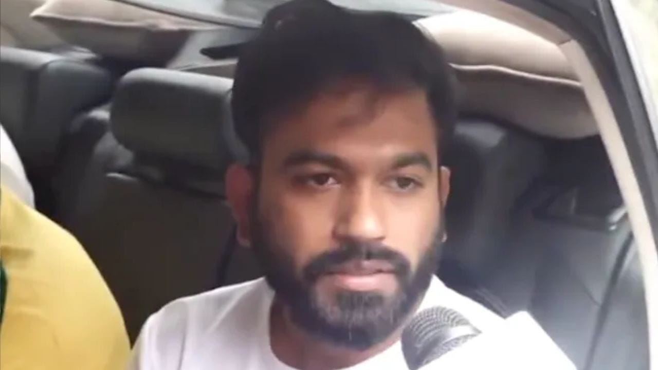 अभिजीत दिपके हे नोकरी देखील करत नाहीत. त्यांचा व्यवसाय देखील करत नाही. त्यानंतरही त्यांच्याकडून होणाऱ्या खर्चावरून सोशल मीडियावर जोरदार चर्चा होत आहे.