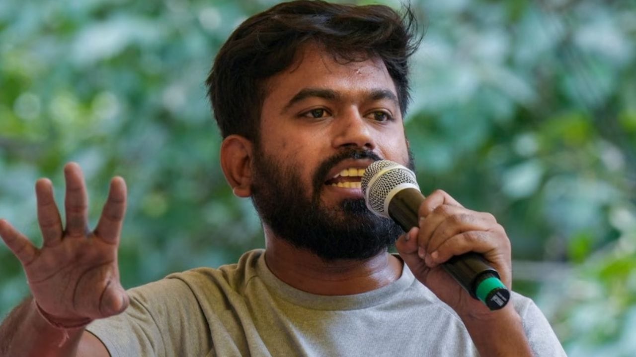 अभिजीत दिपके हे सध्या कोणत्याही ठिकाणी नोकरीला नाही. त्यानंतरही महागडे बूट घालणे आणि वेगवेगळ्या शहरात आंदोलन करताना दिसतात. त्यामुळे त्यांच्याकडे पैसा कसा येतो, असा सवाल उपस्थित केले जात आहे. 