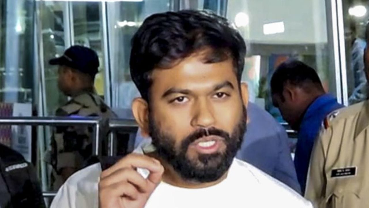 आता अभिजीत दिपके कोणत्या कंपनीत काम करतात, याविषयी कोणतीही माहिती समोर आलेली नाही. कॉक्रोच जनता पार्टी पैसा कुठून खर्च करते, याविषयी देखील माहिती समोर आलेली नाही.