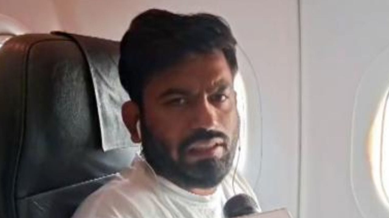 'दिपकेंवर पोलीस हे इमोशनल अत्याचार करत आहे. विमानातून त्यांना ताब्यात घेतलंय. तिघांना वेगवेगळ्या ठिकाणी नेण्यात आलंय. आम्हाला त्यांच्या सुरक्षेबाबत चिंता आहे, असे त्यांनी पुढे सांगितले. 