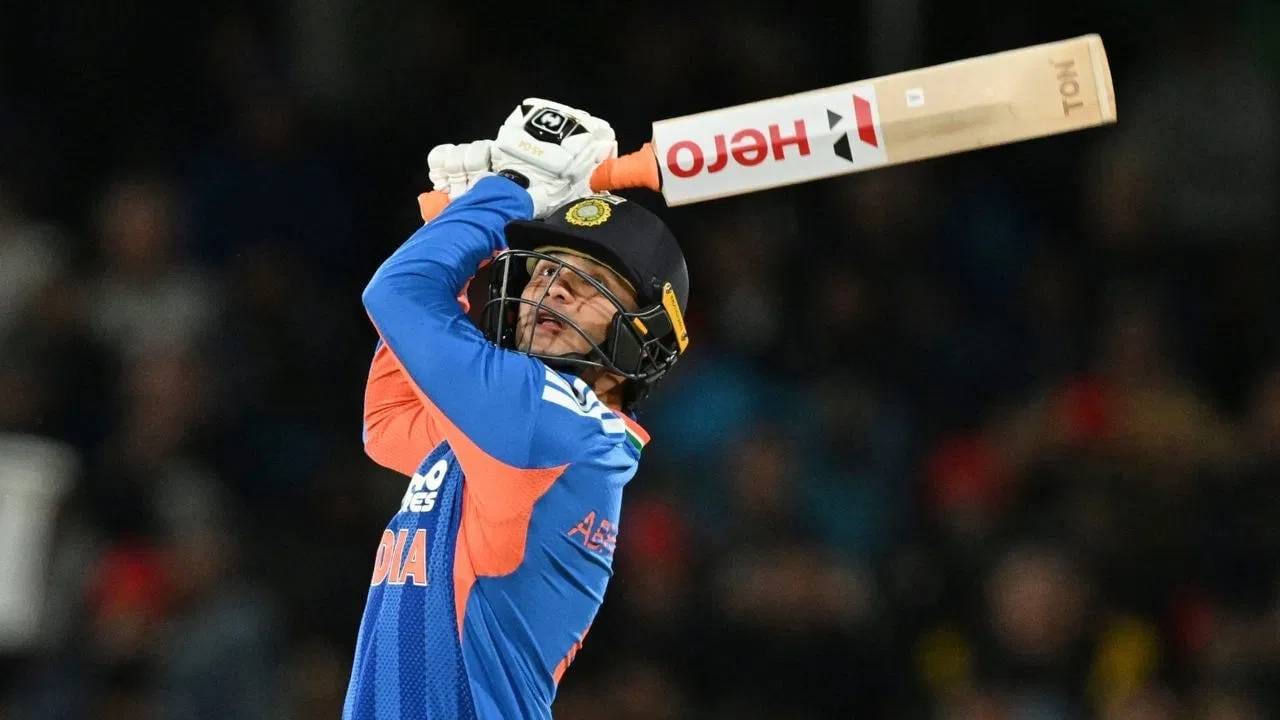अभिषेकने मॅट हेनरी याच्या चेंडूवर षटकार ठोकला आणि त्यासोबत एक जागतिक विक्रम त्याच्या नावावर केलाय.