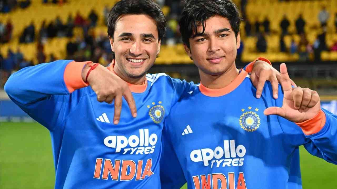अभिषेक शर्माने वैभव सूर्यवंशीसोबत मिळतून 18.55 च्या रनरेटने 100 पेक्षा जास्त धावांची भागीदारी केली. मोईन अली आणि बेयरस्टोचा रेकॉर्ड मोडला. त्यांनी 2022 साली 18.17 च्या रनरेटने 100 पेक्षा जास्त धावांची भागीदारी केली होती. (फोटो-PTI)