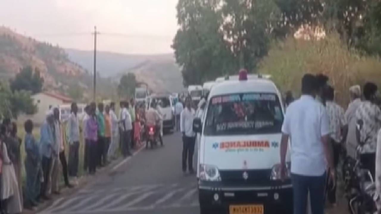 भीमाशंकर रोडवरील पोखरी घाटात भीषण अपघात झाला. या घाटात एक कार थेट सुमारे 200 फूट खोल दरीत कोसळल्याने परिसरात मोठी खळबळ उडाली आहे. या दुर्घटनेत दोघांचा मृत्यू झाला असून, चार जण गंभीर जखमी झाले आहेत.