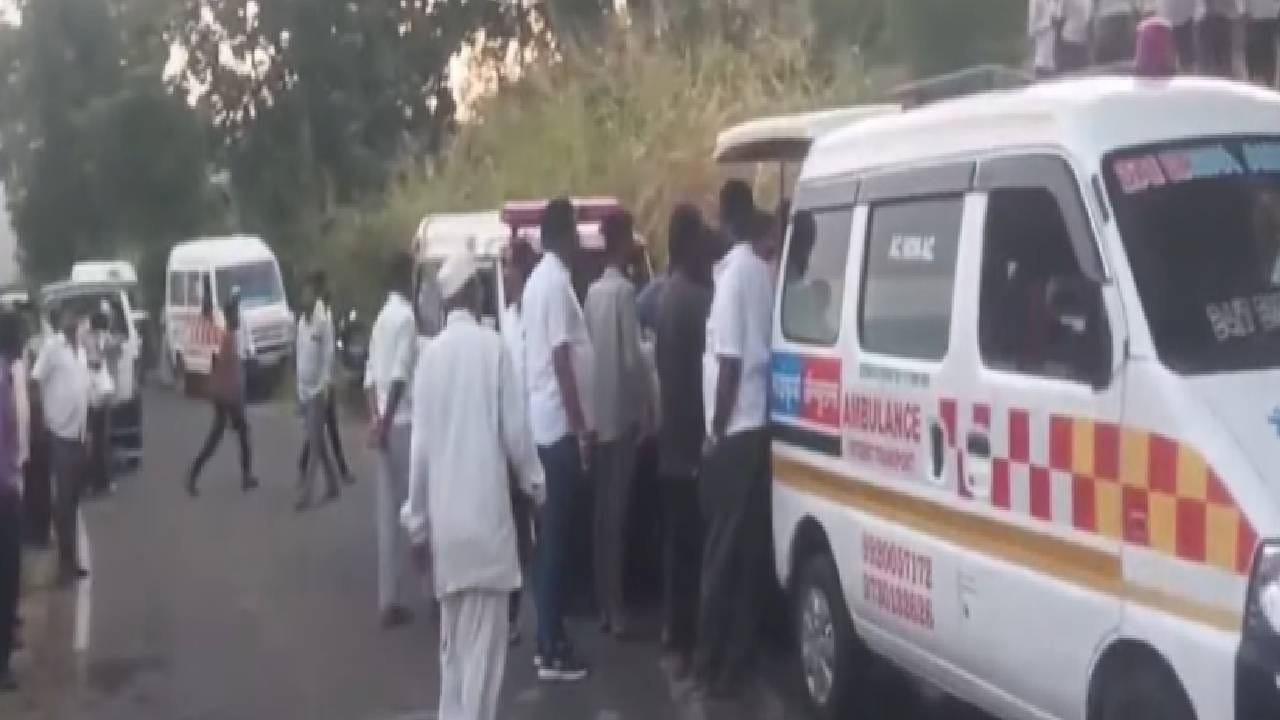 या दुर्घटनेत मृत्यू झालेल्यांची नावं, त्यांचे मूळ गाव तसेच जखमींची ओळख याबाबत अद्याप स्पष्ट माहिती मिळालेली नाही. कारमध्ये प्रवास करणारे नागरिक नेमके कुठले होते, याचाही तपशील समोर आलेला नाही. पोखरी घाटातील या भीषण अपघातामुळे परिसरात शोककळा पसरली असून, दोन जणांच्या मृत्यूमुळे नागरिकांकडून हळहळ व्यक्त केली जात आहे. अपघाताचे नेमके कारण काय, याबाबत अधिकृत माहिती समोर येणे बाकी आहे.