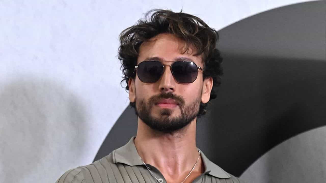 Video : धाड धाड धाड...टायगर श्रॉफच्या गाडीवर गोळीबार, हादरवून टाकणारा पहिला व्हिडीओ समोर! Video : धाड धाड धाड...टायगर श्रॉफच्या गाडीवर गोळीबार, हादरवून टाकणारा पहिला व्हिडीओ समोर!