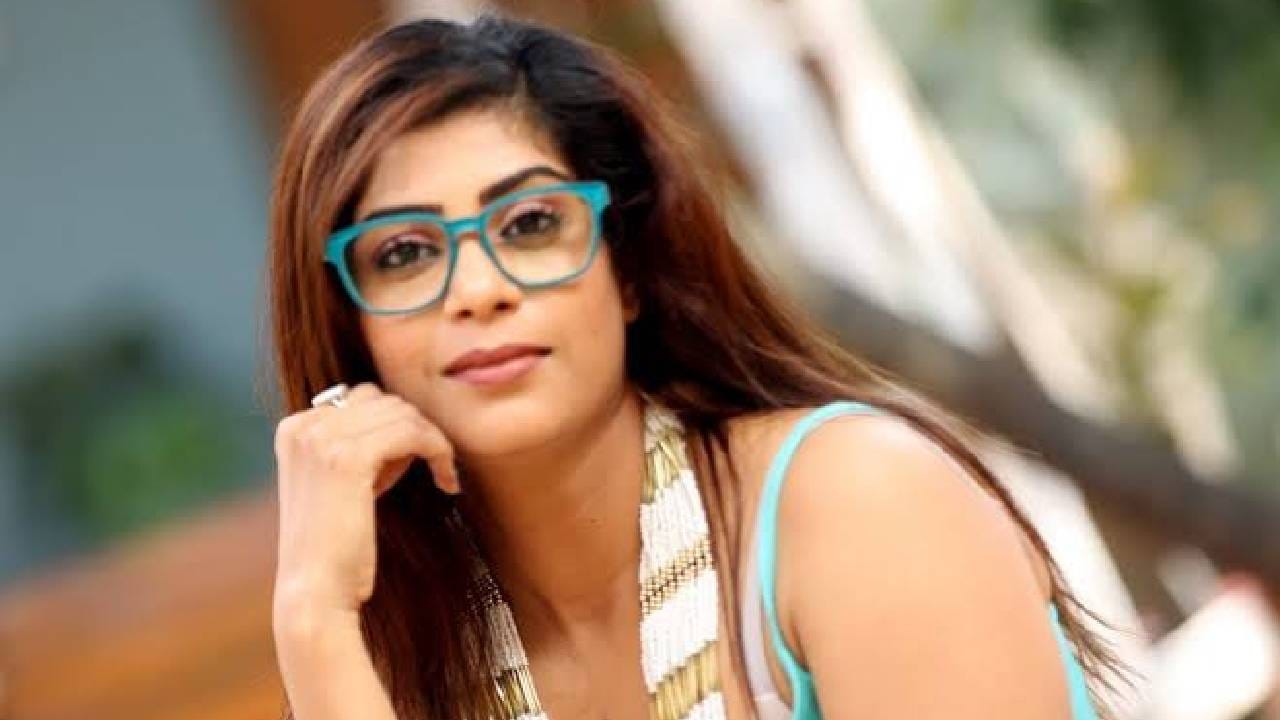 Aditi Sarangdhar: गरोदरपणात 9 महिने बिअर प्यायले; ट्रोलिंगनंतर अदिती सारंगधरने सांगितला डोहाळ्यांचा किस्सा Aditi Sarangdhar: गरोदरपणात 9 महिने बिअर प्यायले; ट्रोलिंगनंतर अदिती सारंगधरने सांगितला डोहाळ्यांचा किस्सा