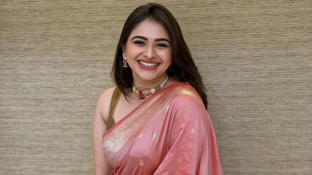 हा ऐश्वर्याचा कंफर्ट झोन सोडण्याचा संघर्ष होता. कामासाठी मात्र तिला एकापाठोपाठ संधी मिळत गेल्या, पण लोकांनी आणि जवळच्या मित्रांनीही तिला हिणवलं की आम्हाला काय आमचं आमचं करावं लागतं आम्हाला वडिलांकडून पैसे नाही मिळत.