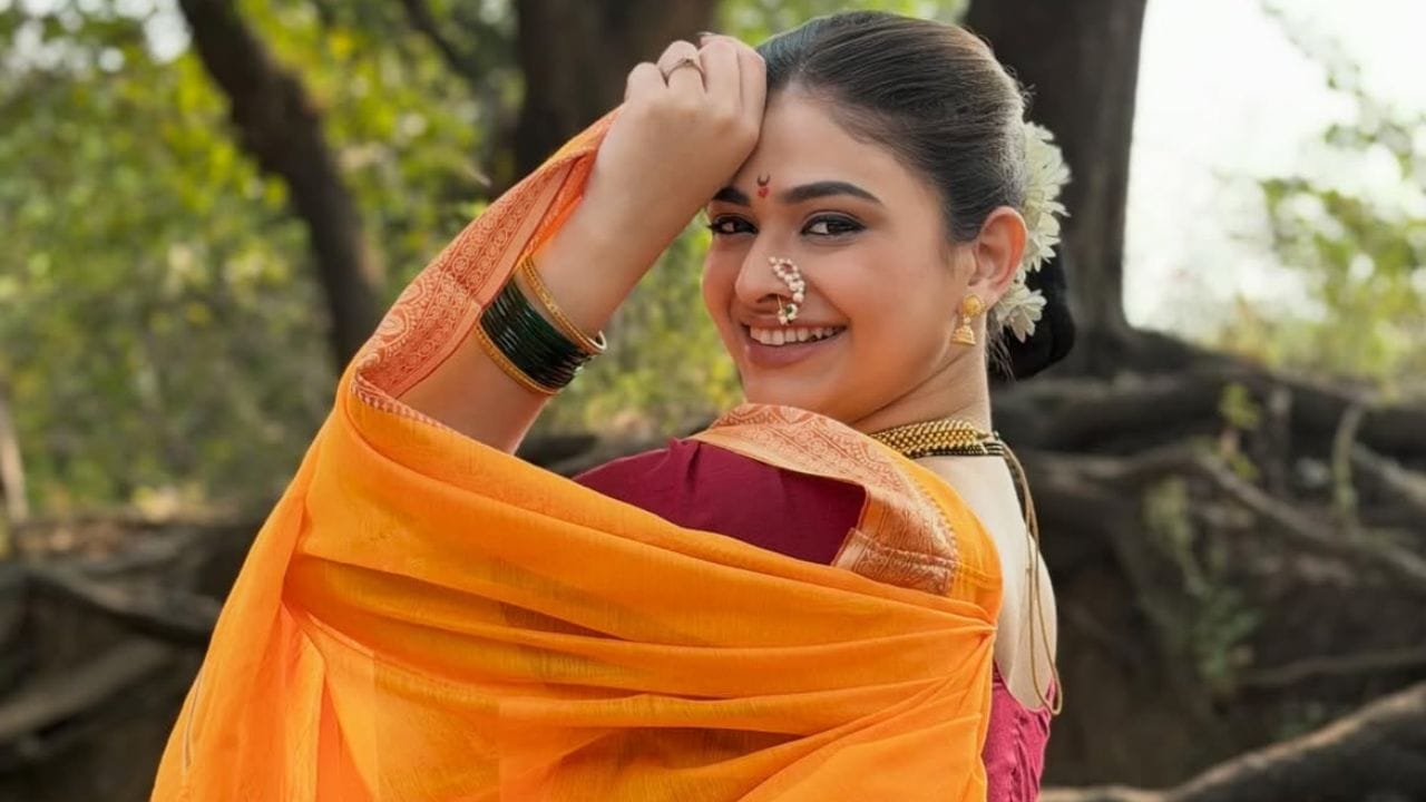 ऐश्वर्या म्हणाली, छोटे रोल करताना मिळणारी वागणूक खूप वाईट वाटायची. लोक म्हणायचे की मी अजूनही बापाच्या पैशांवर जगते आणि स्वतः काही करत नाही. 20-22 वर्षांची असूनही घरी राहत असल्याने ते ऐकवायचे. पण माझे गाव नाही आणि आई-वडील लांब राहत नाहीत, त्यामुळे बाबा गाडी-ड्रायव्हर बरोबर घेऊन जायला सांगायचे.