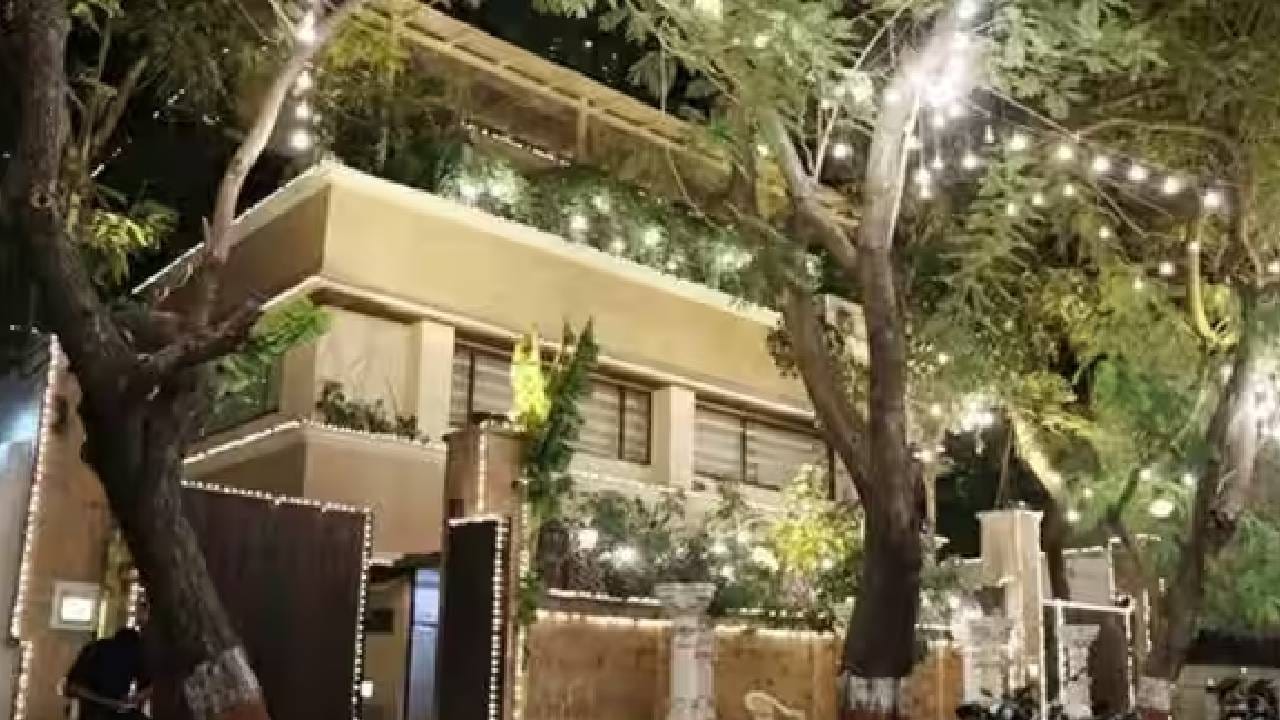 या घराच्या बाह्य भागात पांढऱ्या आणि बेज रंगांचा वापर करण्यात आला असून आजूबाजूला हिरवाईही पाहायला मिळते. प्रशस्त प्रवेशद्वार आणि ड्राइव्हवे या घराला भव्य रूप देतात. घराच्या बाल्कनीतून मुंबईच्या परिसराचा सुंदर नजारा दिसतो.
