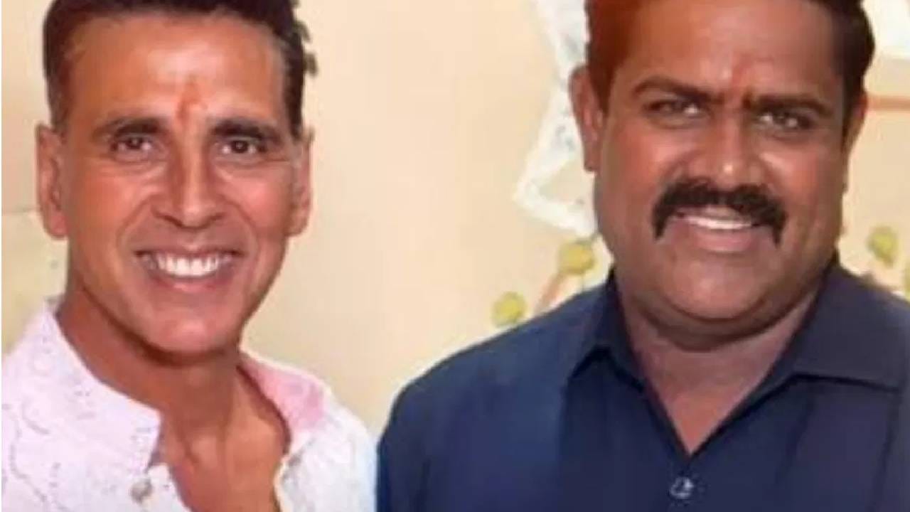 अक्षय कुमार हा चित्रपटसृष्टीतील मोठ्या सुपरस्टार्सपैकी एक आहे. तो नेहमीच चर्चेत असतो. त्यामुळे त्याच्या सुरक्षेसाठीही खासगी बॉडीगार्ड तैनात असतो. त्याच्या बॉडीगार्डचे नाव श्रेयस ठेले आहे. श्रेयस सावलीप्रमाणे अक्षय कुमारसोबत असतो. अनेकदा तो या सुपरस्टारसोबत दिसला आहे. खासगी कामासाठी बाहेर जाण्यापासून ते व्यावसायिक कार्यक्रमांपर्यंत, अक्षय कुमारच्या 24 तासांच्या सुरक्षेची जबाबदारी श्रेयसवरच असते.