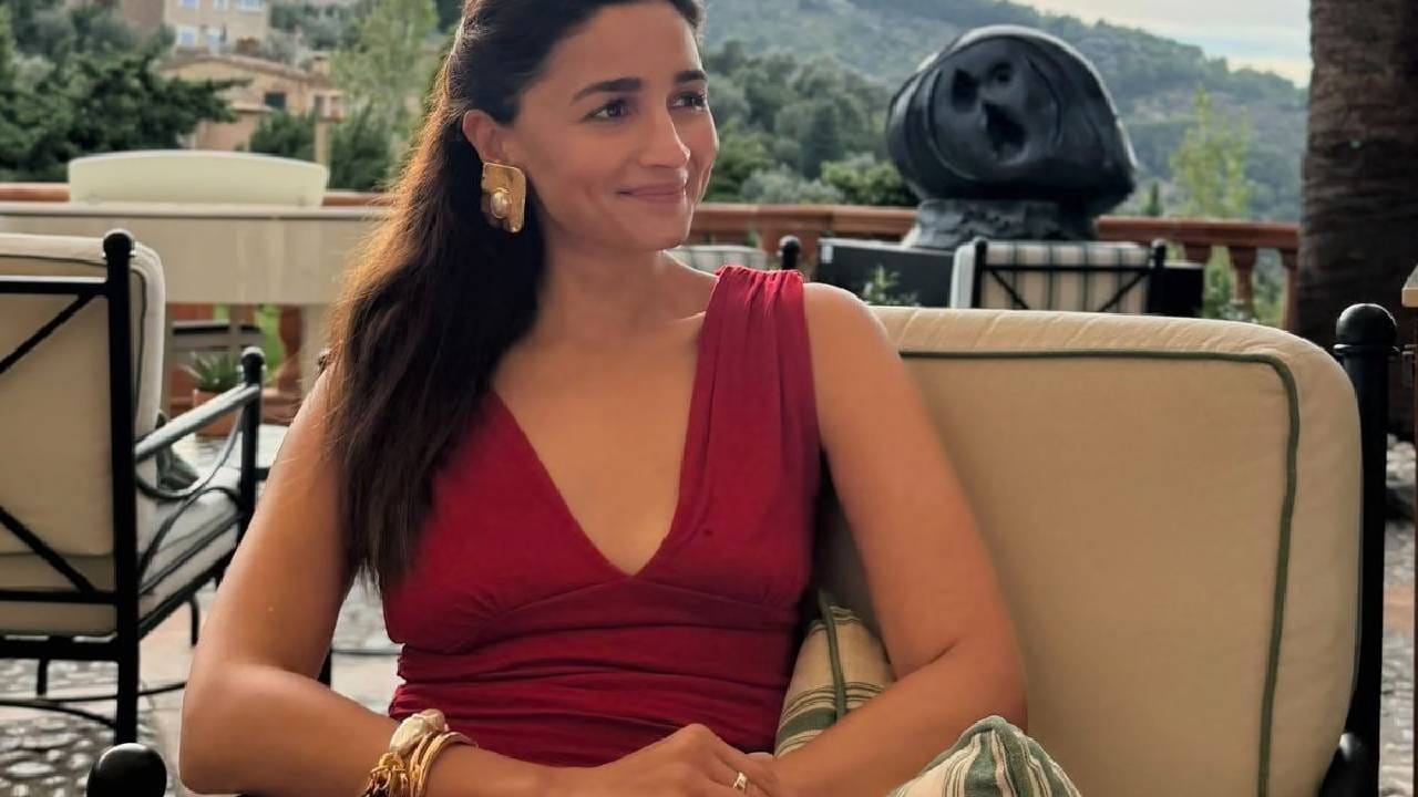 Alia Bhatt : बॉलीवूड अभिनेत्री आलिया भट्टने सध्या कामातून थोडा ब्रेक घेतला असून ती सुट्टी एन्जॉय करत्ये. पण फॅमिलीसोबत नव्हे तर, तिच्या खास मैत्रिणींसह.. हो, हे खरं आहे. नुकतेच आलियाने तिच्या इन्स्टा अकाऊंटवर व्हेकेशनचे काही खास फोटे शेअर केलेत. (All Photos : Instagram / Alia Bhatt)