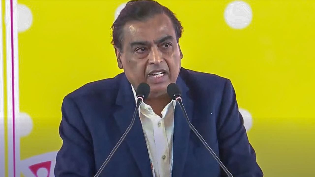 भारताच्या टॉप-5 अब्जाधीशांच्या यादीत सावित्री जिंदल 36.6 अब्ज डॉलर संपत्तीसह तिसऱ्या स्थानावर आहे. तर जगातील अब्जाधीशांच्या यादीत 64 व्या क्रमांकावर आहे.  लक्ष्मी मित्तल यांची संपत्ती 30.6 अब्ज डॉलर इतकी आहे. तर शिव नाडर यांची संपत्ती ही 27.4 अब्ज डॉलर इतकी आहे. 