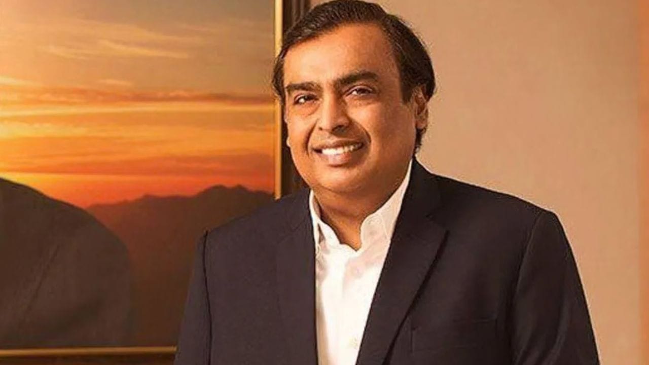 फॉर्ब्सच्या यादीनुसार, मुकेश अंबानी हे जगातील अब्जधीशांच्या यादीत 25 व्या क्रमाकांवर आहे.  त्यांचं नेटवर्थ 78.8 अब्ज डॉलर इतकं आहे. गौतम अदानी यांचं नेटवर्थ हे 74.9 अब्ज डॉलर इतकं आहे. 
