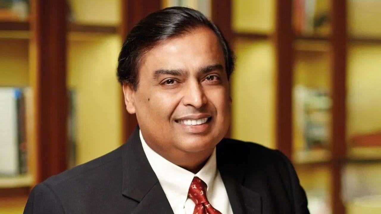 अंबानी यांच्या आघाडीने गौतम अदानी यांची घसरण झाली आहे. तर जगातील सर्वात श्रीमंत व्यक्तीच्या स्थानावर एलन मस्क यांचं स्थान कायम आहे. मस्क यांचं नेटवर्क 1.007 ट्रिलियन डॉलर इतकं आहे. 