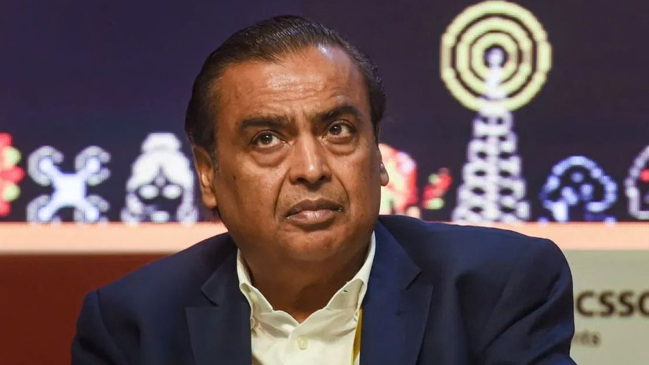आशियातील श्रीमंत व्यक्तींच्या यादीत गौतम अदानी आणि मुकेश अंबानी यांना मागे टाकत झांग यिमिंग यांनी पहिल्या स्थानावर झेप घेतली आहे. यिमिंग यांचं नेटवर्थ हे 84 अब्ज डॉलर इतकं आहे. आशियातील श्रीमंत व्यक्तीच्या यादीत मुकेश अंबानी दुसऱ्या तर अदानी हे तिसऱ्या स्थानावर आहे. 