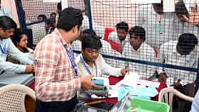 Amravati MLC Election Result 2026 Updates : अमरावतीत मोठा ट्विस्ट, शिंदेंच्या बंडखोरामुळे मोठा उलटफेर; ऐनवेळी आकडे फिरले; निकाल बदलणार?