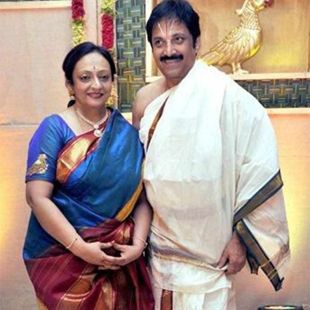अनिरुद्धचे वडील रवी राघवेंद्र हे तमिळ चित्रपट आणि दूरचित्रवाणी क्षेत्रातील अभिनेते आहेत. अभिनयाच्या माध्यमातून त्यांनी स्वतःची वेगळी ओळख निर्माण केली आहे. त्यामुळे अनिरुद्धला लहानपणापासूनच मनोरंजनविश्वातील वातावरण जवळून अनुभवायला मिळालं.
