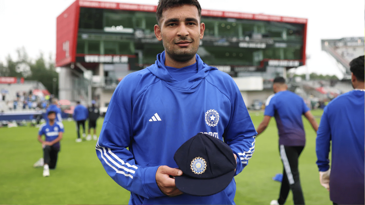 अंशुल कंबोजने देशांतर्गत क्रिकेटमध्ये एक गोलंदाज म्हणून आणि खालच्या फळीत चांगली फलंदाजी करून आपले कौशल्य दाखवून दिले आहे. त्याने ३५ लिस्ट ए सामन्यांमध्ये ५६ बळी घेतले आहेत. प्रथम-श्रेणी क्रिकेटमध्ये त्याच्या नावावर ११६ बळी आहेत. त्याने टी-२० आंतरराष्ट्रीय सामन्यांमध्ये ७६ बळी घेतले आहेत. त्याने गेल्या वर्षी मँचेस्टरमध्ये कसोटी पदार्पणही केले होते.