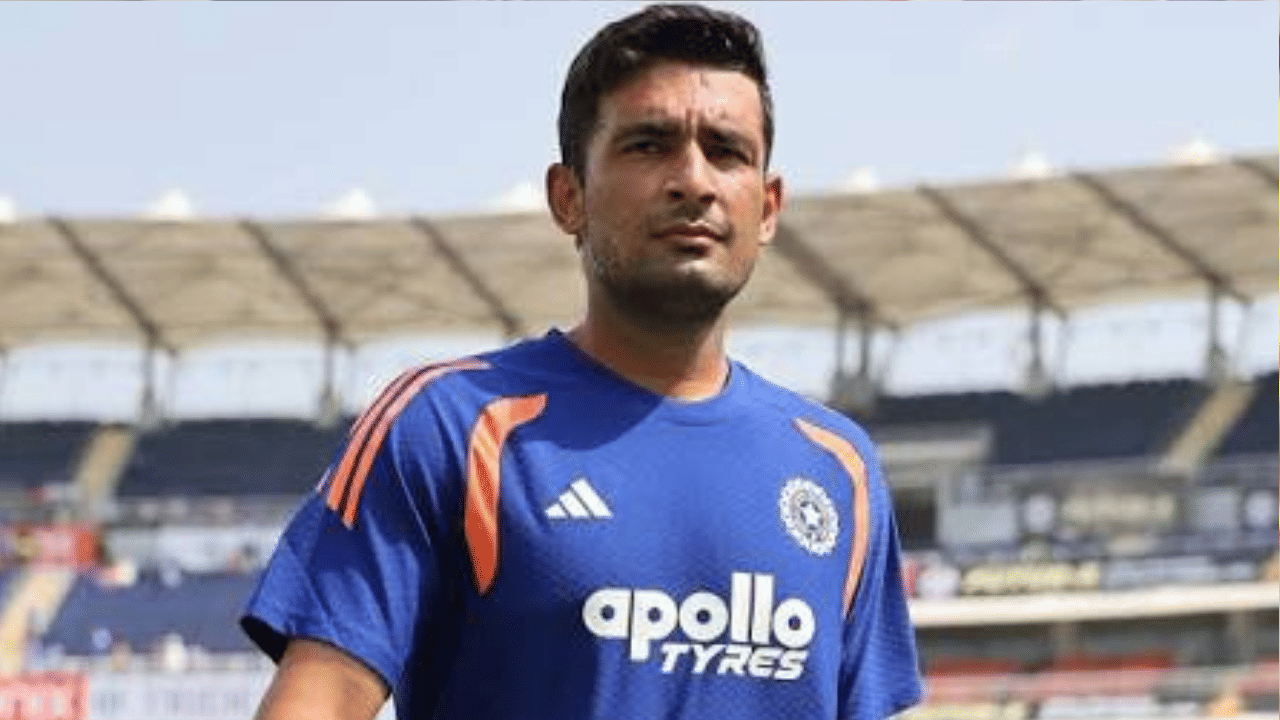 हरियाणाचा वेगवान गोलंदाज अंशुल कंबोजला वेस्ट इंडिजविरुद्धच्या तिसऱ्या एकदिवसीय सामन्यात पदार्पणाची संधी देण्यात आली. देशांतर्गत क्रिकेटमधील त्याच्या उत्कृष्ट कामगिरीबद्दल कंबोजला हे बक्षीस मिळाले. दुसऱ्या एकदिवसीय सामन्यात वेगवान गोलंदाज प्रसिद्ध कृष्णा जखमी झाला त्यामुळे त्याला पदार्पणाची संधी देण्यात आली.