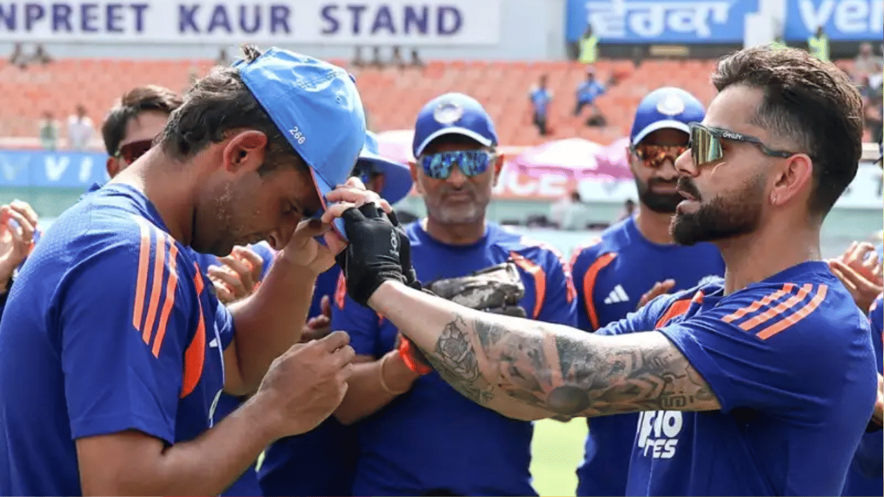 अखेर एवढ्या मेहनतीचे आता फळ त्याला मिळाले. आधी कसोटी आणि आता वनडेमध्ये त्याला संधी मिळाली. प्रसिद्ध कृष्णाला दुखापत झाल्याने सिराजला संधी मिळाली, तर आकिब नबी आणि जडेजाला डच्चू देण्यात आला आहे.