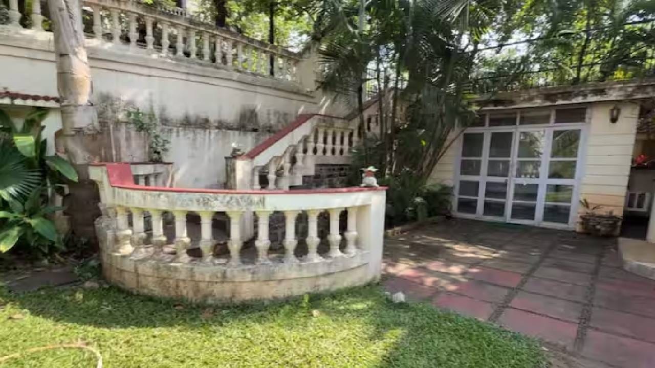 ही नवी प्रॉपर्टी सुमारे 50 कोटी रुपयांची असल्याचं सांगितलं जात आहे. या बंगल्याची सर्वात लक्षवेधी गोष्ट म्हणजे घरात प्रवेश करताच दिसणारी हिरवाई. घराभोवती मोठ्या प्रमाणात झाडं आणि रोपं लावण्यात आली आहेत. 