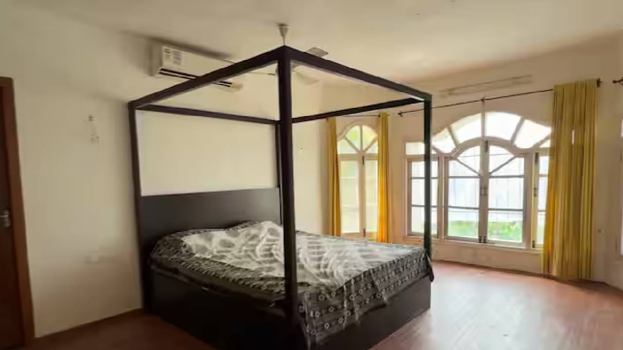 अर्चना पूरन सिंह यांचं मड आयलँडमधील हे नवं घर केवळ आलिशानच नाही, तर मोठ्या कुटुंबासाठी आरामदायी आणि निसर्गाच्या जवळ जाणारंही आहे. त्यामुळे या नव्या बंगल्याची इनसाइड झलक सध्या चाहत्यांचं लक्ष वेधून घेत आहे.
