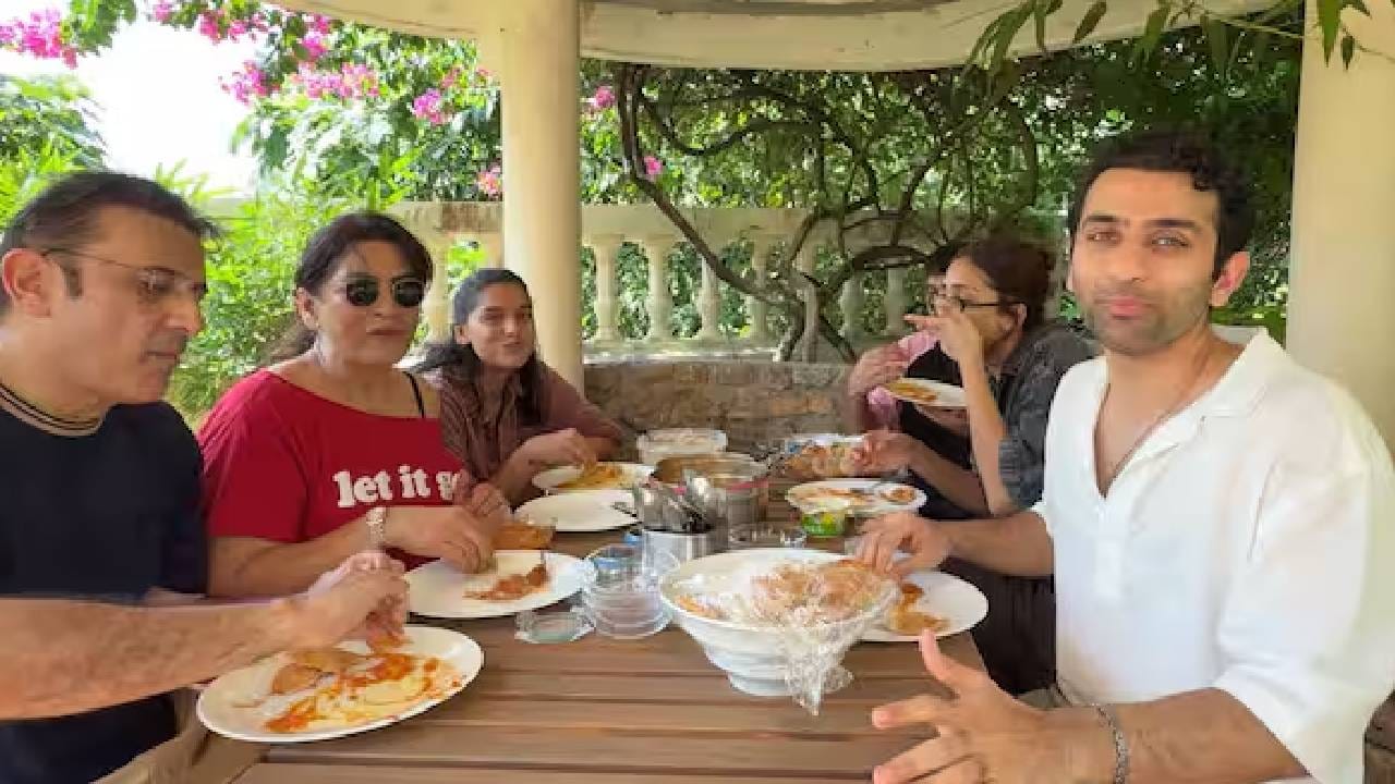 शहराच्या गजबजाटापासून दूर निसर्गाच्या सान्निध्यात राहण्याचा अनुभव या घरामुळे मिळतो. घराचा बाहेरील परिसर कुटुंबासोबत वेळ घालवण्यासाठी अगदी योग्य असल्याचं होम टूरमधून दिसतं.
