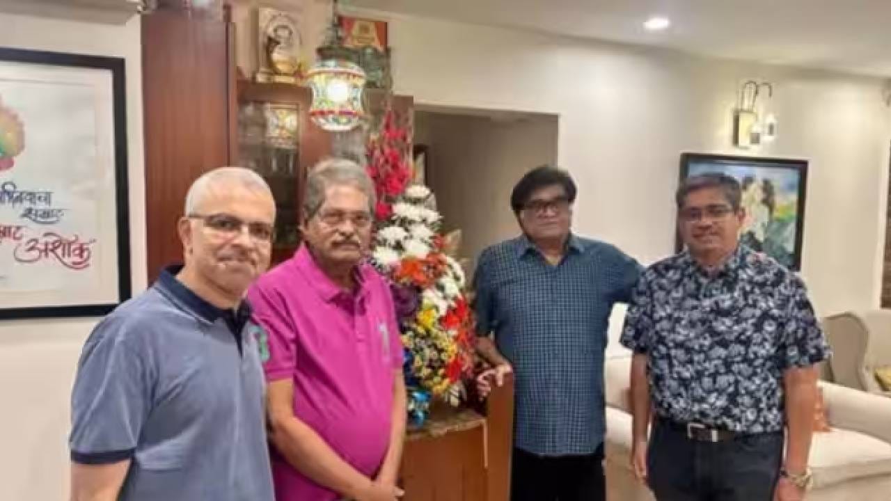 घरातील लाकडी फर्निचर हे आणखी एक आकर्षण आहे. लाकडाचा नैसर्गिक रंग आणि क्लासिक डिझाइन यामुळे घराच्या सजावटीला उबदारपणा मिळतो.