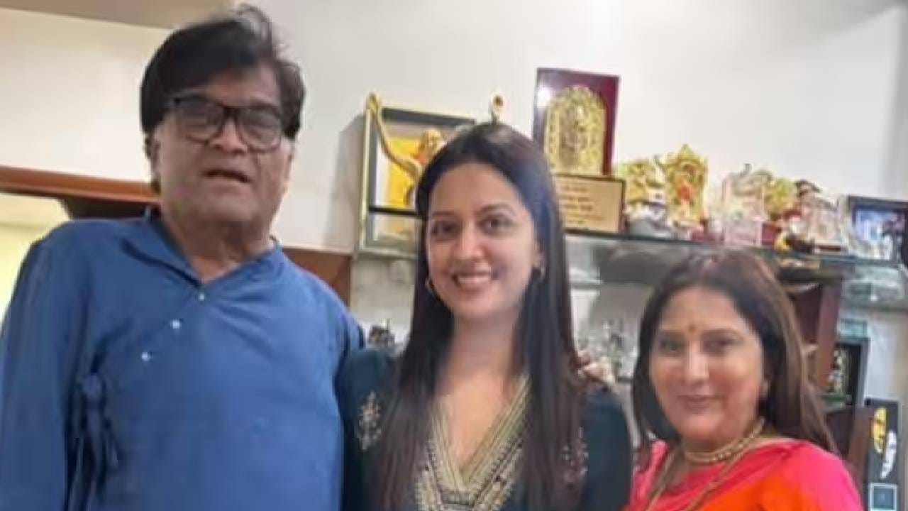 मराठी चित्रपटसृष्टीतील ज्येष्ठ अभिनेते अशोक सराफ यांची लोकप्रियता आजही कायम आहे. त्यांच्या अभिनयाने अनेक पिढ्यांना खळखळून हसवलं आहे. चित्रपटांमधील त्यांचे संवाद आजही प्रेक्षकांच्या लक्षात आहेत. मात्र, तुम्हाला माहिती आहे का, अशोक सराफ यांच्या घराची नेमप्लेटदेखील त्यांच्या गाजलेल्या चित्रपटातील एका लोकप्रिय संवादाशी जोडलेली आहे?