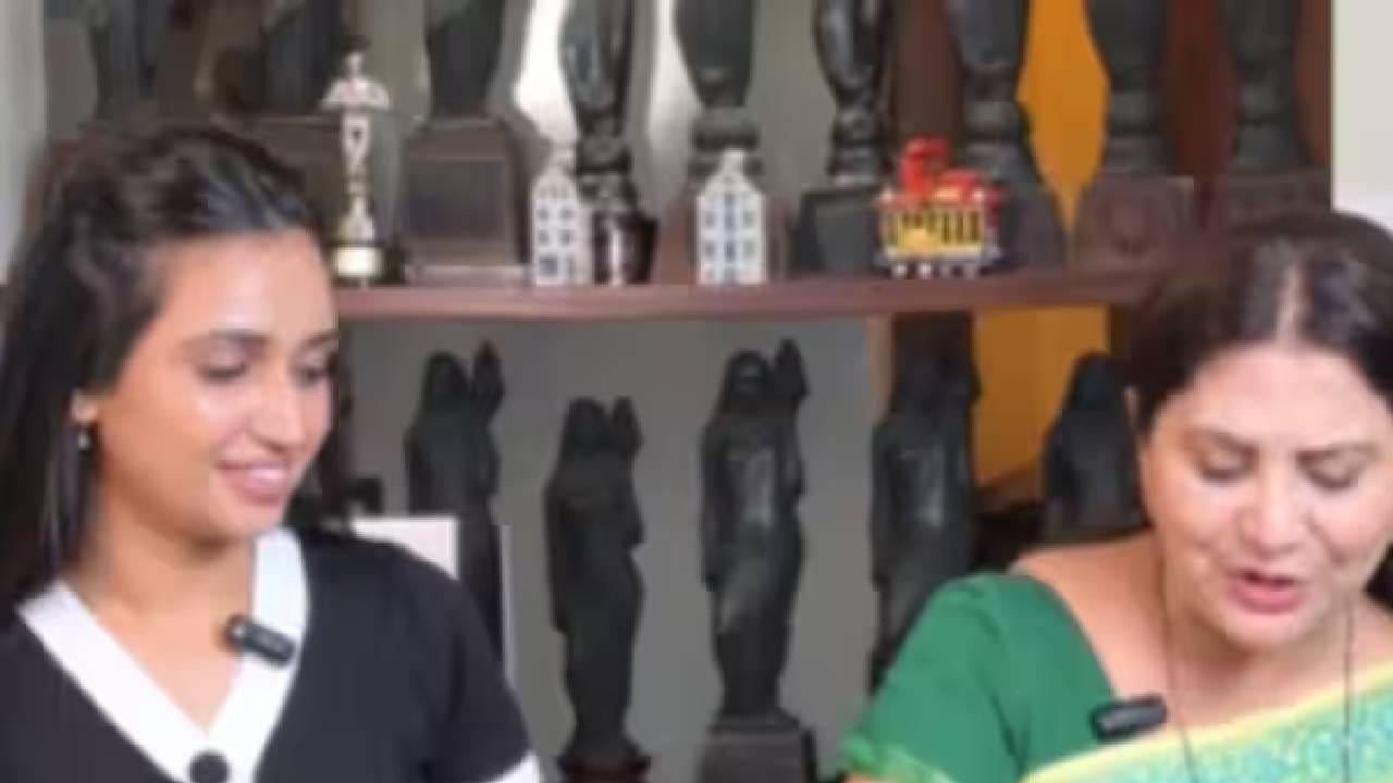 अशोक सराफ यांचं घर त्यांच्या प्रदीर्घ कलाप्रवासाची आठवण करून देतं. घरात विविध ठिकाणी मांडलेले पुरस्कार त्यांच्या यशस्वी कारकिर्दीची साक्ष देतात. पुस्तकं, शोकेस आणि आकर्षक मांडणी यामुळे घराला वैयक्तिक स्पर्श मिळतो.