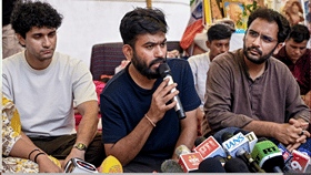 ताब्यात घेऊन दिपके आणि त्यांच्या सहकाऱ्यांना अनोळखी ठिकाणी ठेवलंय, बड्या नेत्याचा दावा