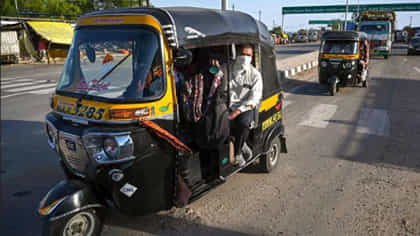 नोकरदारांना कमाईत मागे टाकतात रिक्षा चालवणारे? कमाई पाहून तुम्ही....