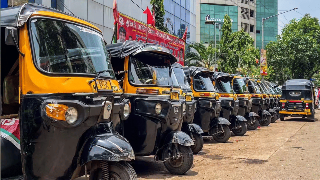 रिक्षाचा आकार काहीसा लहान असल्यामुळे गर्दीच्या रस्त्यांवरून जाणे तुलनेने सोपे होते. कमी जागेतून मार्ग काढता येत असल्याने शहरातील प्रवासासाठी ऑटो-रिक्षा उपयुक्त ठरते. तसेच सामान्य नागरिकांसाठी रिक्षा हा इतर वाहनांच्या तुलनेने परवडणारा पर्याय आहे.