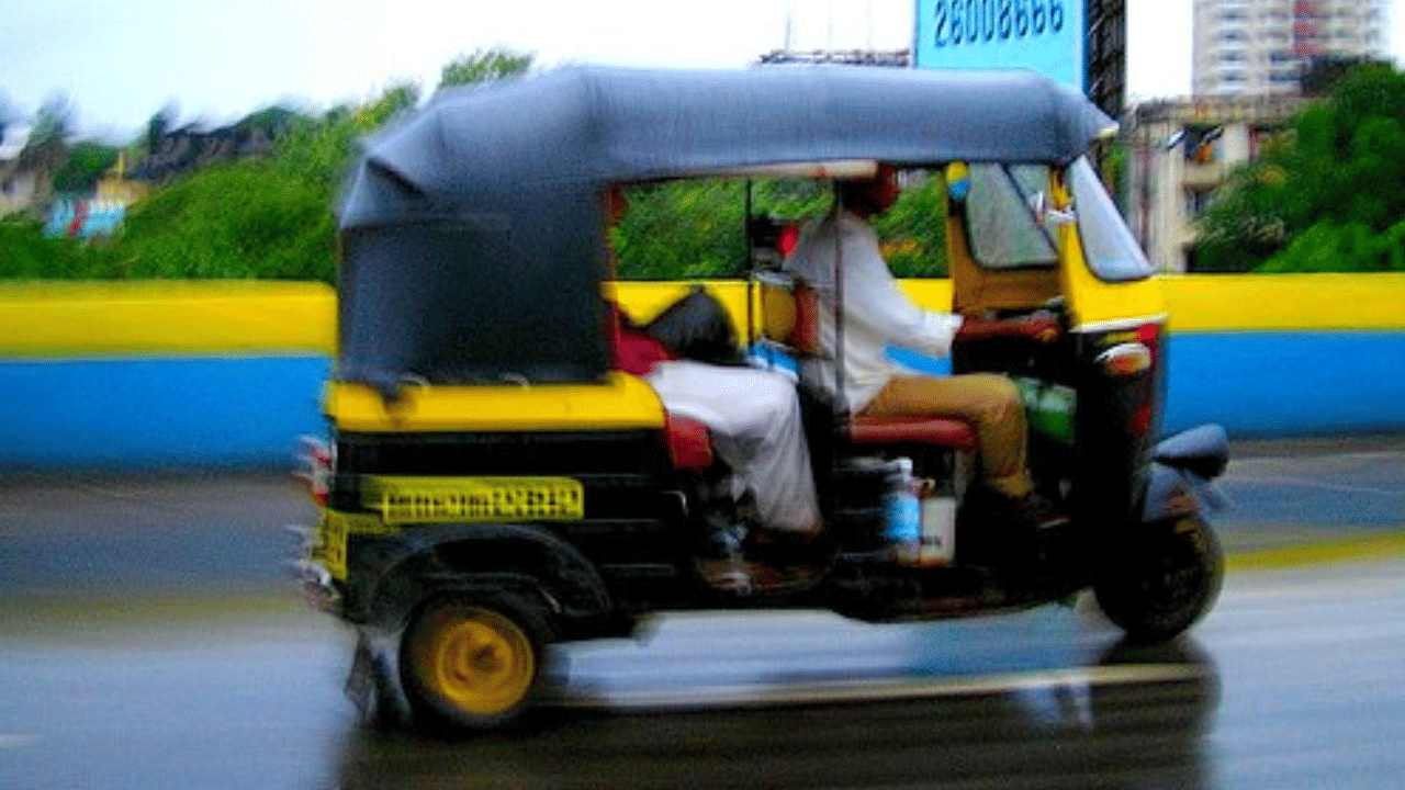 रिक्षाचे वजन चार चाकी वाहनापेक्षा कमी असल्याने गाडीच्या इंजिनवर तुलनेने कमी भार पडतो. त्यामुळे इंधनाचा वापर कमी होण्यास मदत होऊ शकते. रोज रिक्षा चालवणाऱ्या चालकांसाठी ही बाब आर्थिकदृष्ट्या महत्त्वाची ठरते.