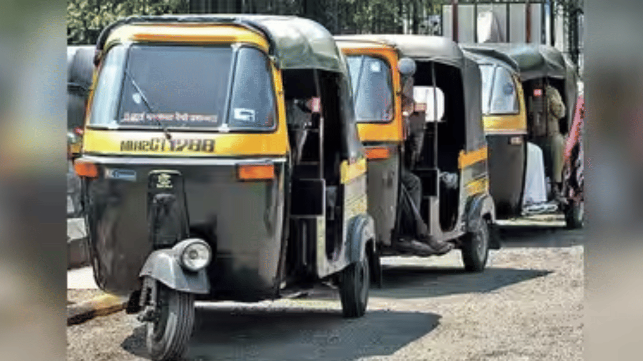 तीन चाकी रिक्षेला अनेक फायदे असले तरी चार चाकी वाहनांच्या तुलनेत तिची स्थिरता काही प्रमाणात कमी असते. वेगात अचानक वळण घेतल्यास वाहनाचा तोल जाण्याचा धोका वाढू शकतो. त्यामुळे रिक्षा सुरक्षित वेगात आणि काळजीपूर्वक चालवणे खूप महत्त्वाचे आहे.