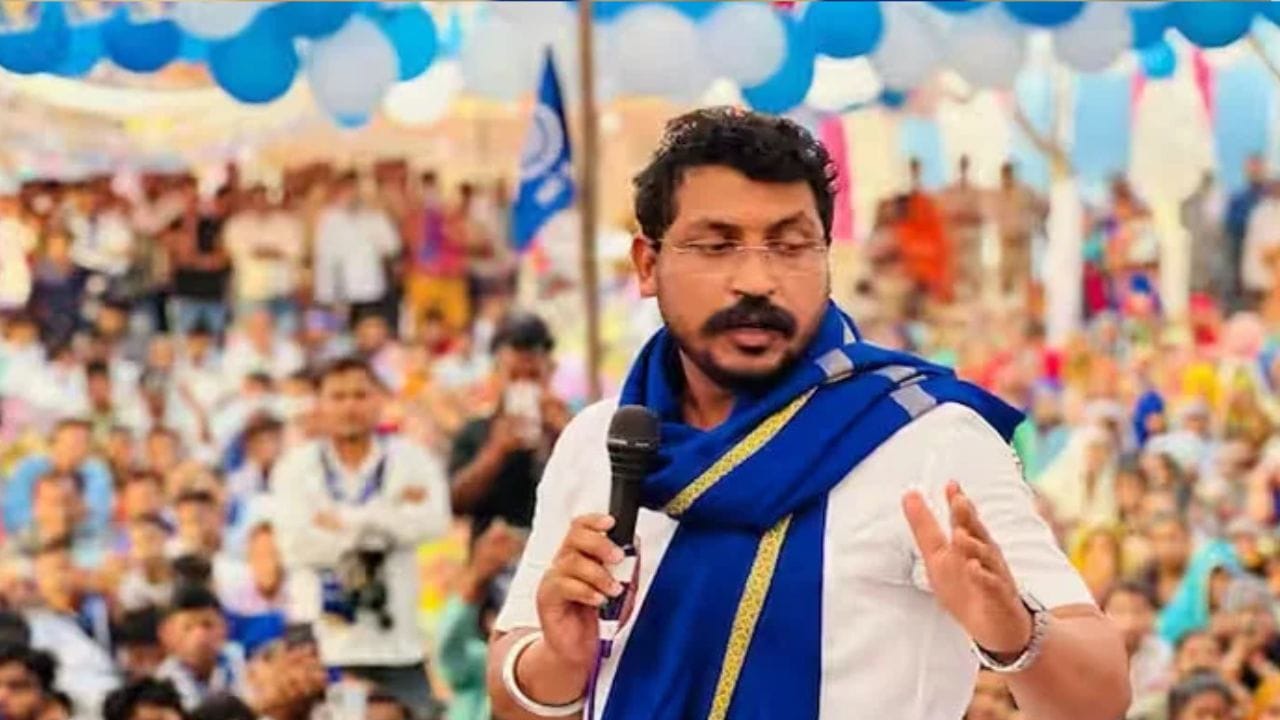 काही दिवसांपूर्वी चंद्रशेखर आझाद यांनी कार्यकर्त्यांना संबोधित करताना आगामी निवडणुकीवर भाष्य केलं. त्यांनी चंदौसी विधानसभा मतदारसंघात निवडणूक जिंकण्याचा देखील दावा केला आहे.  राज्यात सरकार स्थापन झाल्यास गरिबांना शिक्षण, आरोग्याची सेवा दिली जाईल, असं आश्वासन दिलं. 